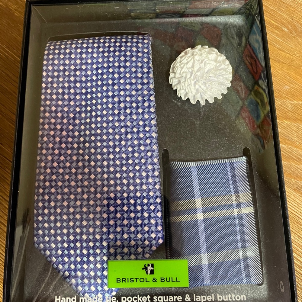 Tie & pocket squares bundle NWT